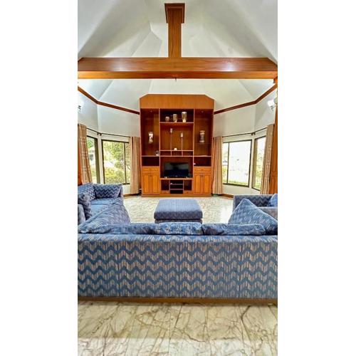 Huge 560sqm Semi-4BD Villa with Big Community Pool