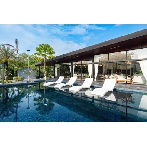 Huge Pool Villa with Private Lake 4BR 10 Persons