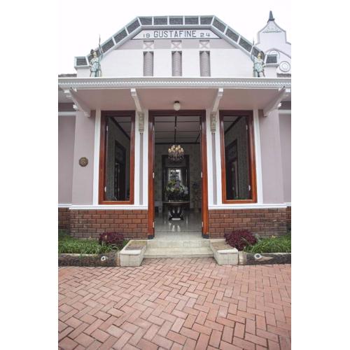 Huis Van Gustafine Floor 2