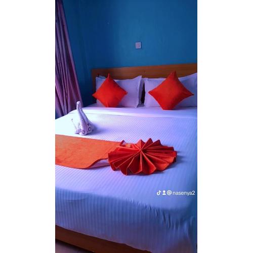 Hummingcage Grove by Toque