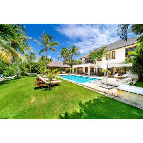 Imagine being in the middle of paradise with the soft sea breeze