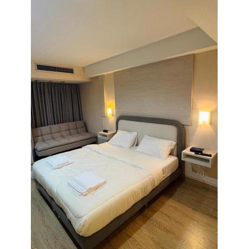 Inspire place rama9 Modern Condo near Rajamangala Stadium Pool and Gym