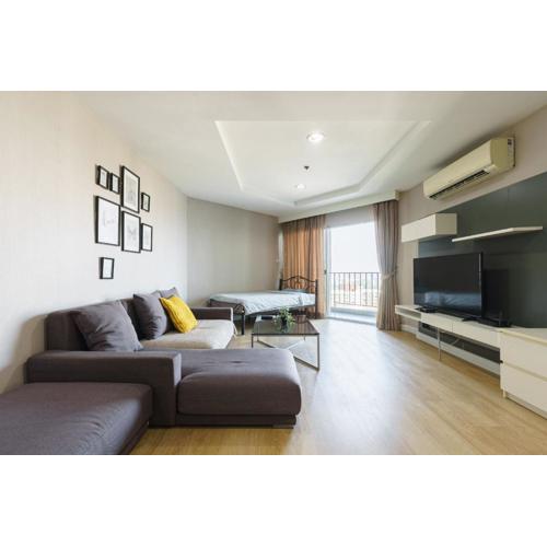 Internet celebrity train night market swimming pool free WiFi mrt 100m