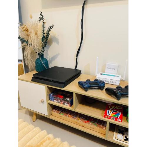 J&J Mactan Stays with Netflix, Pool & Paid Parking