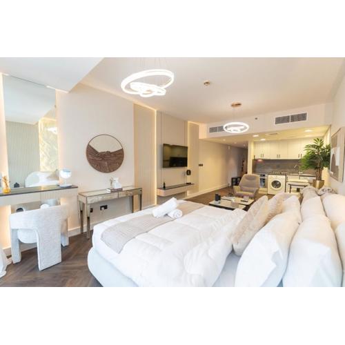 JLT Laguna Tower Spacious Studio with Lake View for 4 Guests