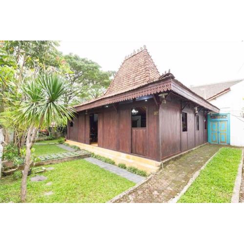 Joglo House in Central Bogor By penggemarlawas