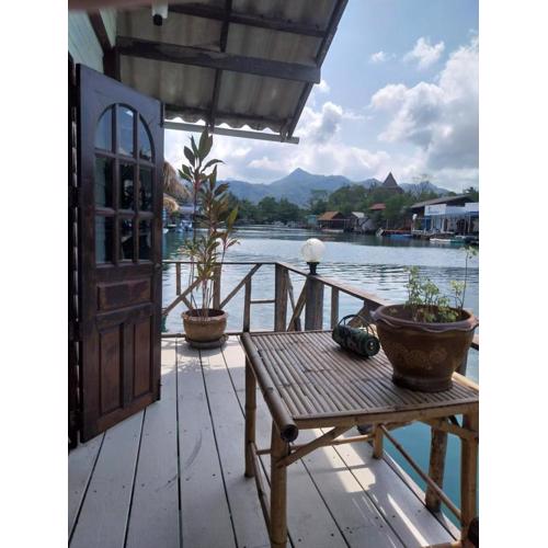 Jonnie's Riverside Resort