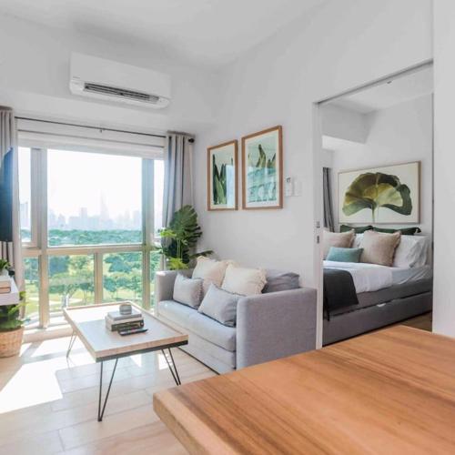 Julias Tropical Oasis Golf Skyline View