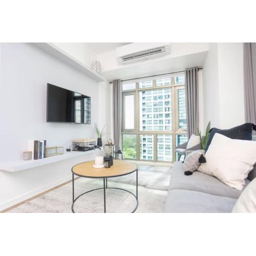 Julias Upscale Airy Getaway 1 BR Golf View
