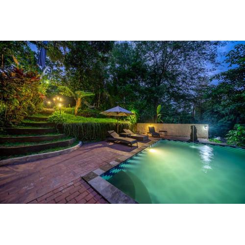 Jungle River Villa for 10 - Pool, Yoga, Tubing Near Ubud