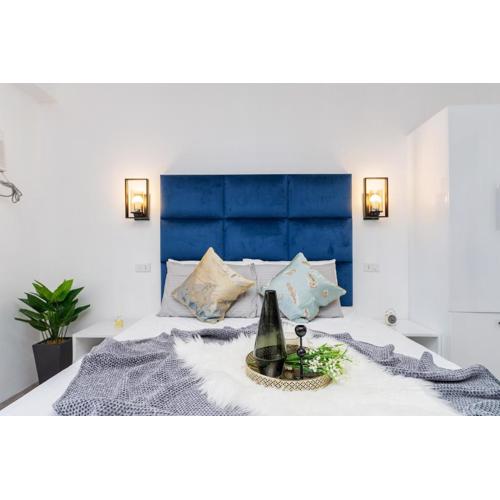 Kalani by J&J (Symfoni Nichols. Pool. Netflix)