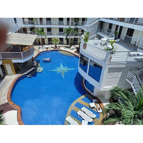 KANDI B11, Poolside, Free Netflix, 250 MBPS, 55" Smart TV, Deluxe King Bed, Fully Equipped Kitchen, Electric is Xtra