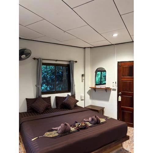 Khao Sok Jungle Huts Resort