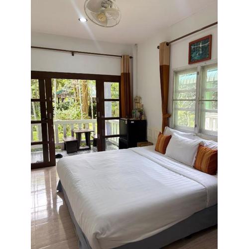 Khaosok gallery & camp