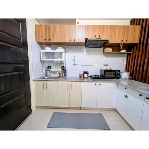 King Bed, Big Kitchen, Fast WiFi, Near Airport