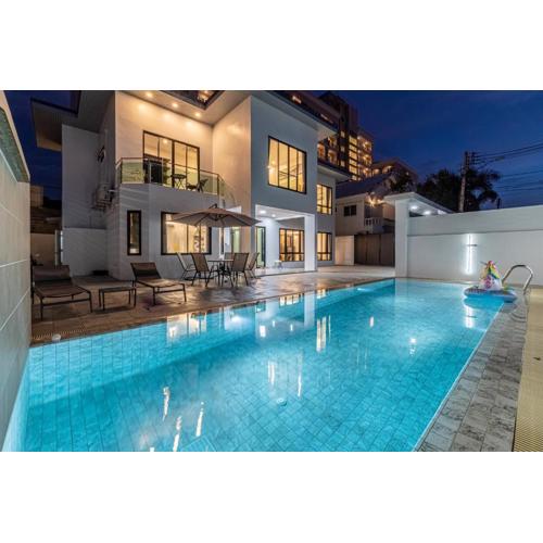 King 【芭提雅市中心独栋villa】【泳池】【5卧7卫】【独立KTV包厢】【豪华装修】