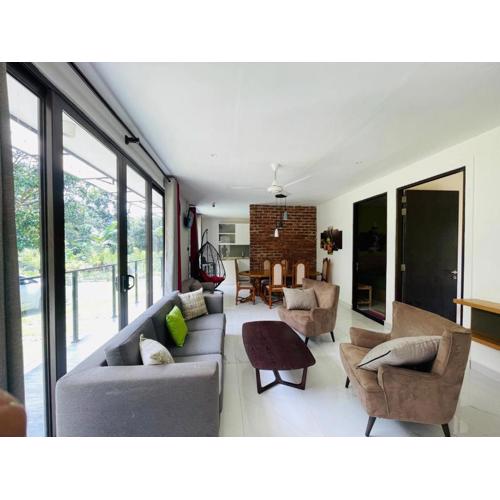 King's Horse Villa, Kuruwita