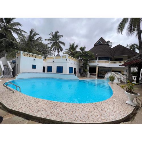 Kivuli villas Diani ,located 2 minutes walk to the White sandy Diani Beach