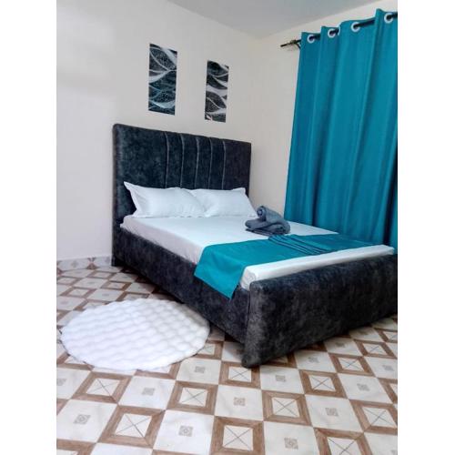 Kofi's Cave - 1 bedroom Apartment with Balcony, WIFI, Gym and private Car park near Kisumu Airport