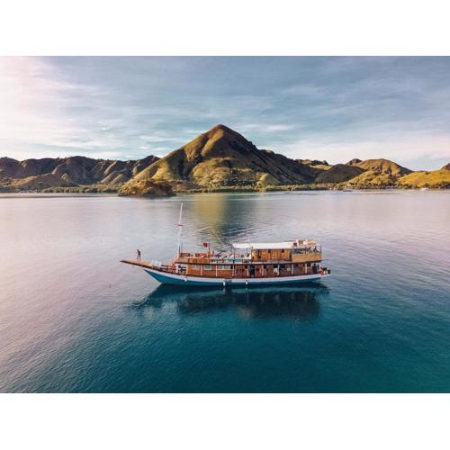 Komodo Top Sailing
