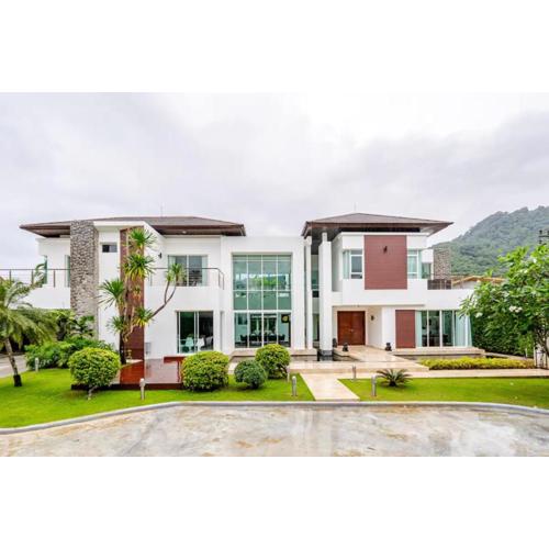 Kyerra 88-16 An exquisite mansion with eclectic interiors