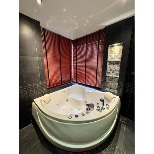 L08 Bangla Suites, Modern Studio On Bangla Road