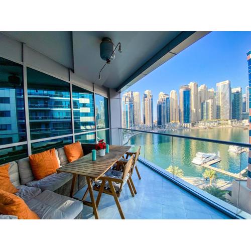 La Buena Vida Holiday Homes - Exquisite Spacious Luxe 1BR Apt , Full Marina View, Kitchen, 5 Min to Beach, JBR and Marina