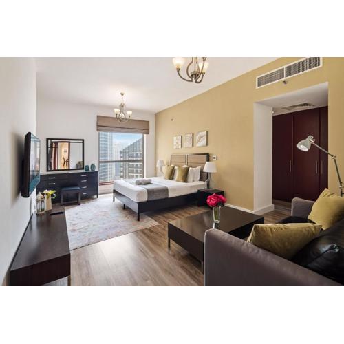 La Buena Vida Holiday Homes - Modern, Luxe & Spacious 4-Bed, Full Kitchen, near to Beach, Tram & Marina