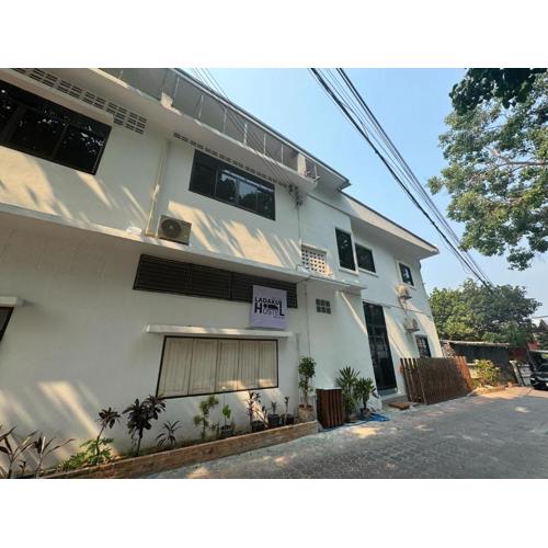 Ladakul hostel (ลดากุลโฮสเทล)