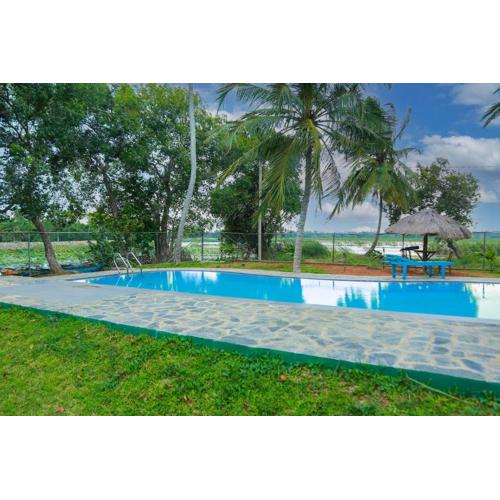 Lake Edge Holiday Inn