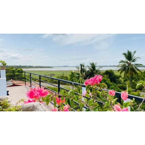 Lake Edge Resort