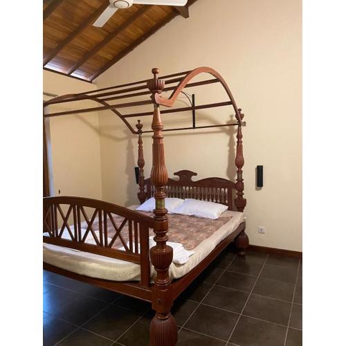 Lake Lodge 4 bed rooms spacious house with 3 Bath