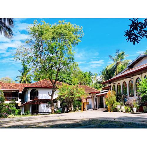 Lake Side Tourist Inn