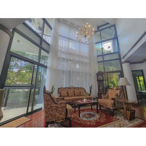 Lake View White House Staycation near Ridgeview