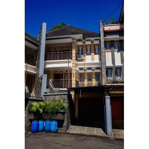 Larasmita Cisitu by Zenrra House