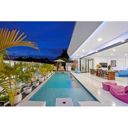 Large Luxury Modern Mansion Sleeps 8 up to 50