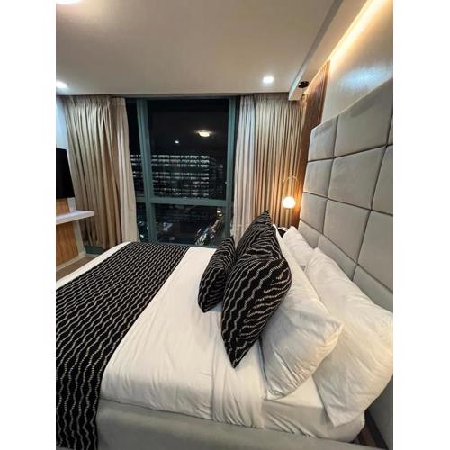 LARGE One Bedroom Unit In Uptown BGC