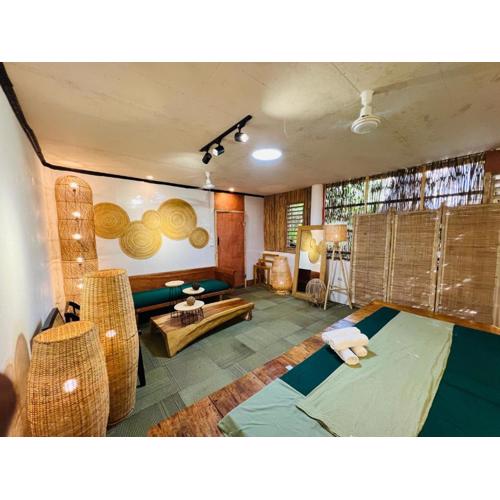 LARGE ROOM For FAMILY & BARKADA