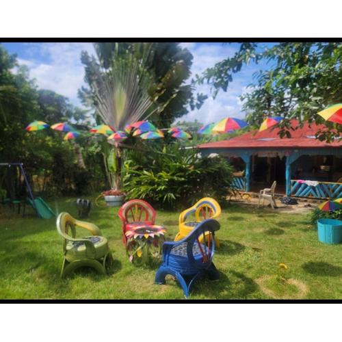 Las Amapolas, Saman typical houses