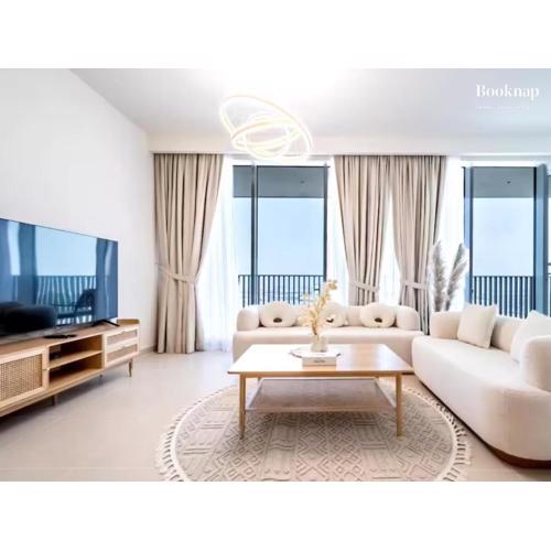 Lavish 3BR Apartment with Assistant Room in Habour Gate Tower