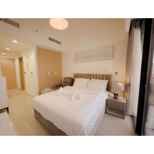 Lavish Studio Pool Gym, Balcony, Netflix Fast Wi-Fi