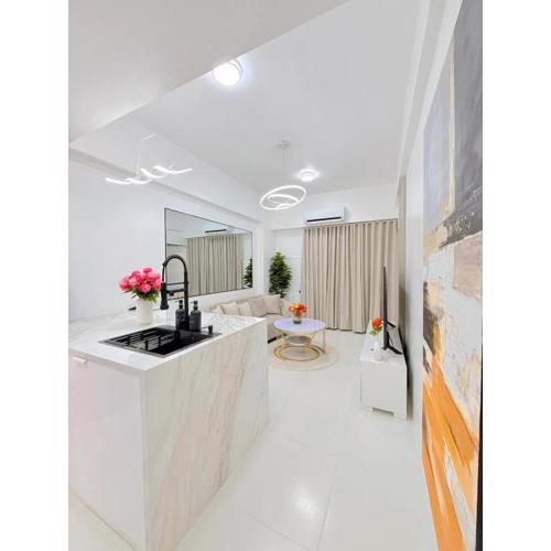 Le Luxe 102 by Ara li