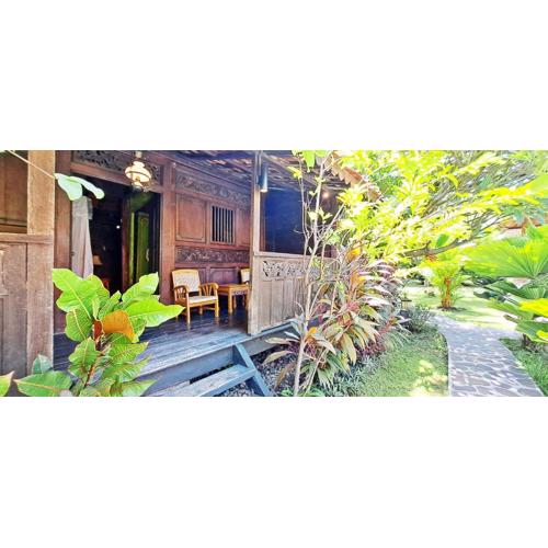 Le Petit Leon's Traditional wooden house