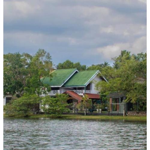 Leibe Lake Holiday Villa