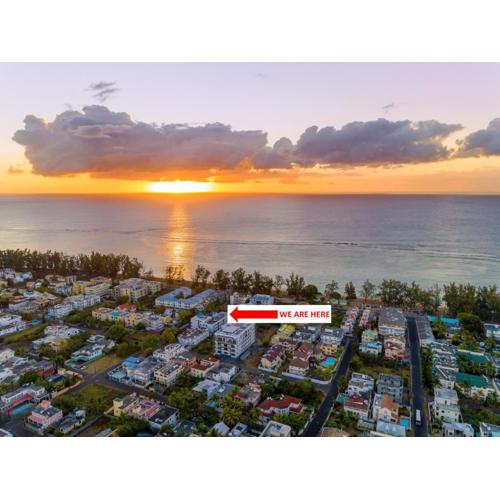 Les Cerisiers Beach Residence, Cosy and Modern 3 bedroom apartment located 50 metres from the beach and from all amenities and restaurants on the coastal road