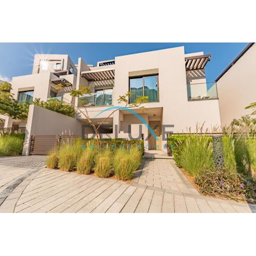 Limited Offer 4BR plus Maid's Villa Close to Beach by Deluxe Holiday Homes