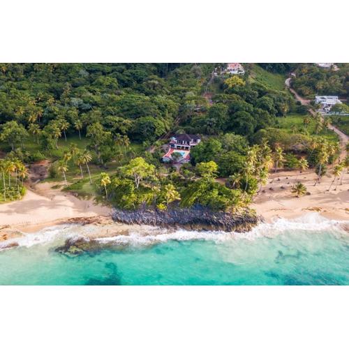 Lives off Colorada Beach