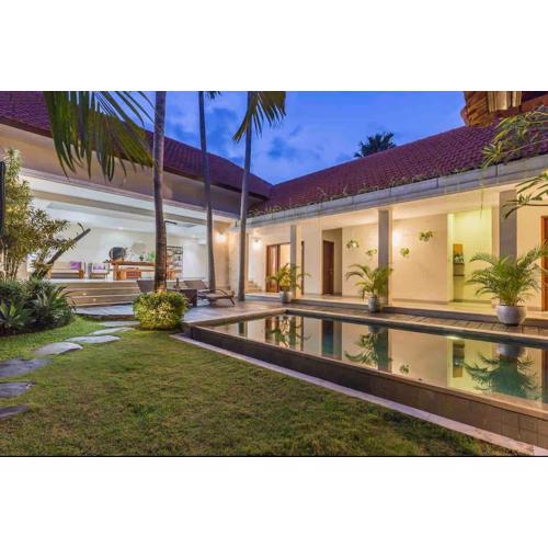 Location! Berawa beach 3bdr Spacious pool villa!