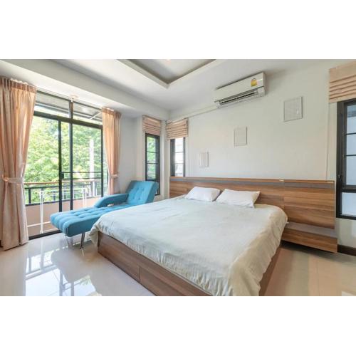 Loft Style Townhouse Near Old City