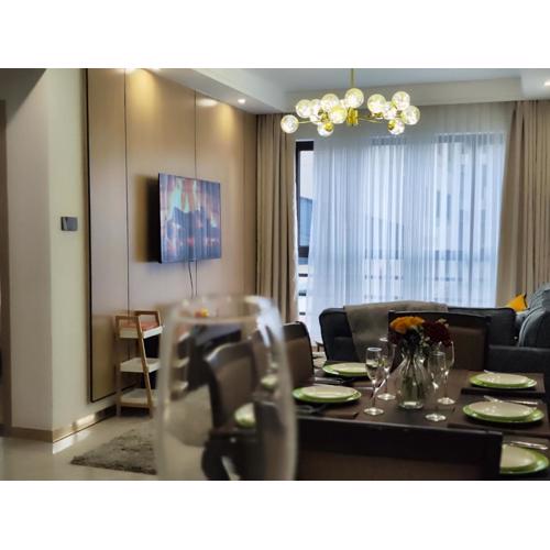 Lola's Haven - 75" Screen, Heated Pool, Gym, Views